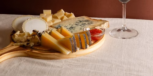 Aperitivo espa\u00f1ol y clase de corte de jam\u00f3n