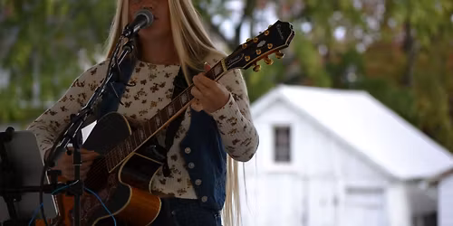 Sarah Cooper live at Round Hill Hometown Festival