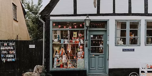 Boder og butikker i byen har åbent