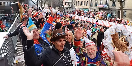 Rosenmontagszug-Premiumpaket auf der KNZ-Trib\u00fcne