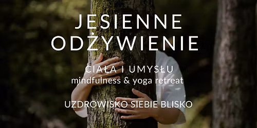 Jesienna regeneracja z jog\u0105 i uwa\u017cno\u015bci\u0105 w lesie.