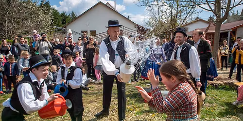 H\u00fasv\u00e9ti n\u00e9phagyom\u00e1nyok- locsolkod\u00e1s 