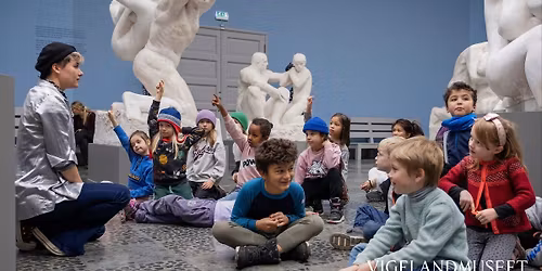 Familieomvisning med kunstrebus