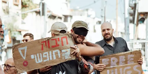נדחה חיבוק חינם ~ free hugs כיכר מגן דוד
