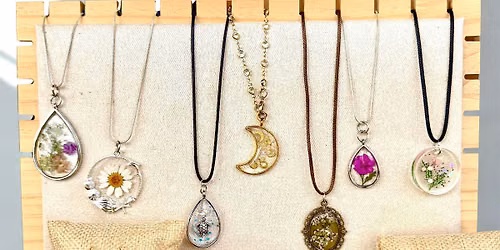 Create gorgeous jewelry with our UV Resin Workshop with real flowers