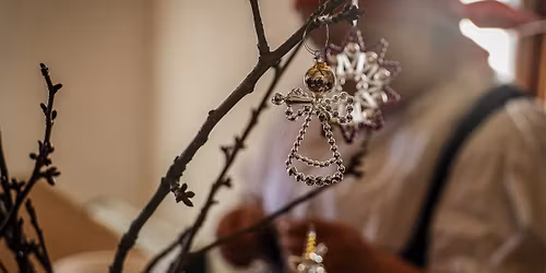 d\u00edlna v\u00e1no\u010dn\u00edch ozdob ze skla