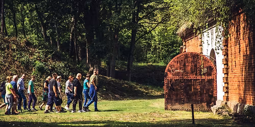 Zwiedzanie Fortu III w Pomiech\u00f3wku z przewodnikiem