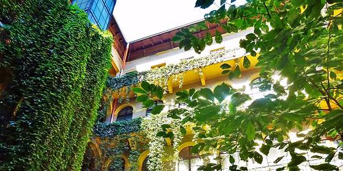 Mes\u00e9s udvarok, d\u00edszes palot\u00e1k