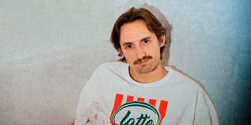 Antonin Ecce dans 'Boum Boum' au th\u00e9\u00e2tre BO Saint-Martin