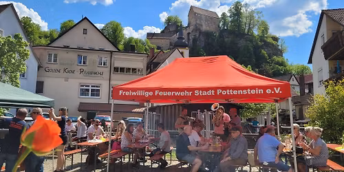 Traditionelles Maifest am B\u00fcrgerhaus Pottenstein