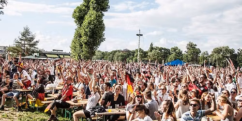 Fu\u00dfball WM Live im Biergarten Ecuador - Deutschland