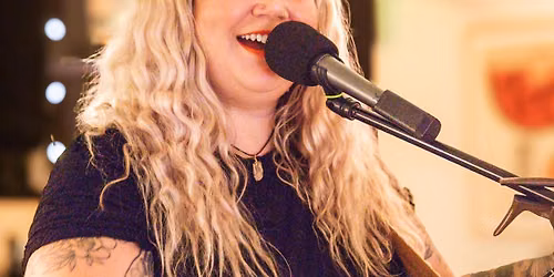Issy Somers @ The Welly