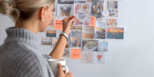 Vision board k\u00e9sz\u00edt\u00e9se n\u0151i k\u00f6rben. Tervezz 2026-ra.