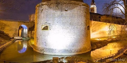 Visite guid\u00e9e de M\u00e9zi\u00e8res aux flambeaux