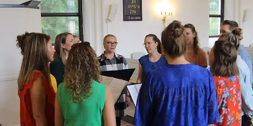 Syng Julen Varm med Ossia i forhallen p\u00e5 Kolding Sygehus