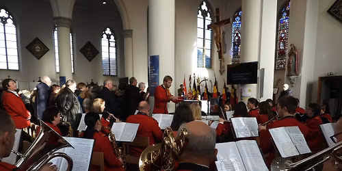 Vredesviering + groepsfoto met huidige en gewezen leden van de harmonie