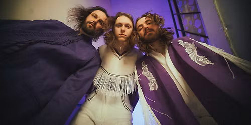 Messe \u00e0 la salle Empress | Broche \u00e0 foin en premi\u00e8re partie