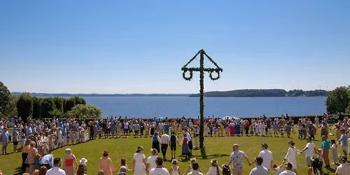 Midsommarfirande p\u00e5 Bosj\u00f6kloster Slott