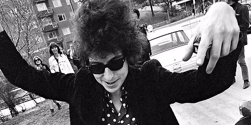 Se utst\u00e4llningen \u201dIkoner\u201d med S\u00f6ndsvalls damer