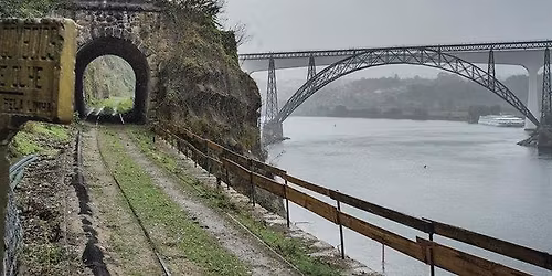 Trilhos Urbanos: Fontainhas ao Miradouro da Vit\u00f3ria (C\/ passagem pelo antigo Ramal Alf\u00e2ndega)