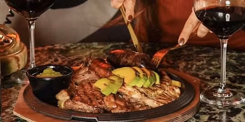 Parrilla mixta con botella de vino para 2 en Understreet Market