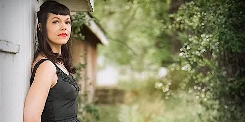 Sundays in the Plaza: Laura Benitez and the Heartache (Country \/ Americana)