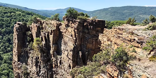 \u041c\u043e\u043c\u0438\u043d\u0430 \u0441\u043a\u0430\u043b\u0430, \u0414\u0438\u043c\u0438\u0442\u0440\u0430\u043d\u043e\u0432 \u043a\u0430\u043c\u044a\u043a \u0438 \u0412\u0430\u0441\u0438\u043b\u043a\u043e\u0432\u0441\u043a\u0438 \u043a\u0430\u043c\u044a\u043d\u0438 \u0432 \u0420\u043e\u0434\u043e\u043f\u0438\u0442\u0435