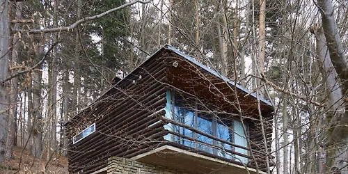 CHATA. FENOM\u00c9N VE SV\u011aT\u011a ARCHITEKTURY. KOMENTOVAN\u00c1 PROHL\u00cdDKA S KUR\u00c1TOREM
