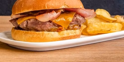 Hamburguesa, patatas fritas y bebida en Tapaloguistas