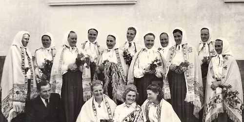 Saruna par \u201cetnogr\u0101fisko\u201d dzied\u0101\u0161anu, ansamb\u013ciem, skatuvi un p\u0113tniec\u012bbu