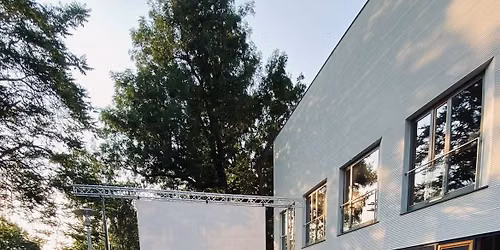 LETN\u00cd KINO POD \u0160IR\u00c1KEM na divadeln\u00edm dvo\u0159e 