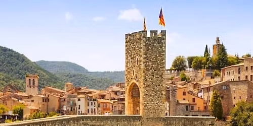 Tour Medieval en grupo reducido: Besal\u00fa, Castellfollit  y Santa Pau desde Barcelona. Explora los pueblos mejor conservados en el coraz\u00f3n del Parque Natural de la Zona Volc\u00e1nica de la Garrotxa