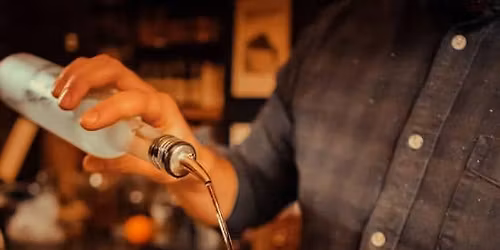 Cocktails au champagne dans un bar cach\u00e9 speakeasy : l\u2019atelier exclusif \u00e0 ne pas manquer !