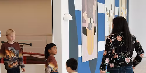 Familiedag med omvisning i b\u00f8rneh\u00f8jde (gratis entr\u00e9)