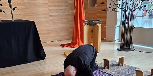 Ristin kumartamisen rukoushetki - Prayer by the Cross