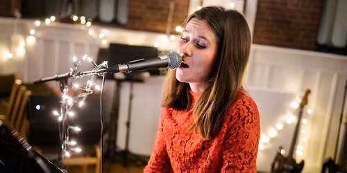 JUL(i)ESANG p\u00e5 Picniq \u2013 f\u00e6llessang med Julie Lind