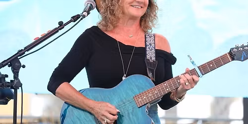 Heather Vidal at The Hangout