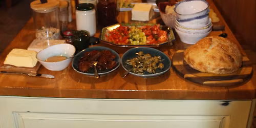 PREDPRAZNI\u010cNA \u017dENSKA USTVARJALNICA