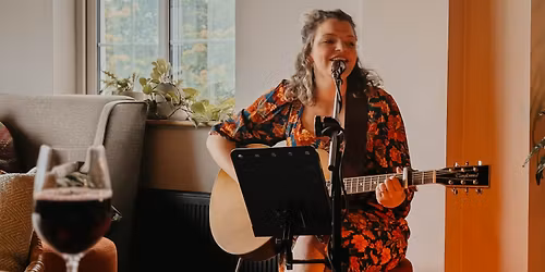 Holly Turton | Live in the Lounge